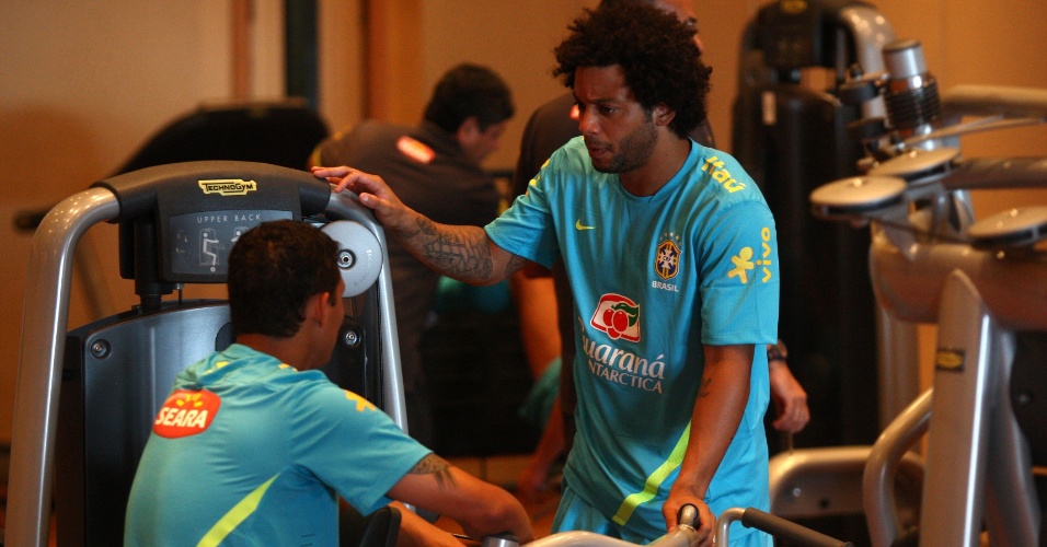 Lateral Marcelo conversa com Thiago Silva na concentração da seleção brasileira para Londres 2012