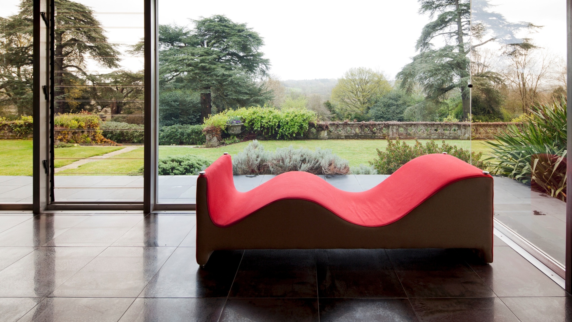 Na casa conhecida como Solar do Cavalo, em Horsmonden, na Inglaterra, destaque para uma chaise longue de 1971 de Verner Panton no quarto do casal. A residência de estilo modernista foi projetada pelo arquiteto britânico Michael Manser em 1969, em uma área de 23 acres - Andreas Meichsner/ The New York Times