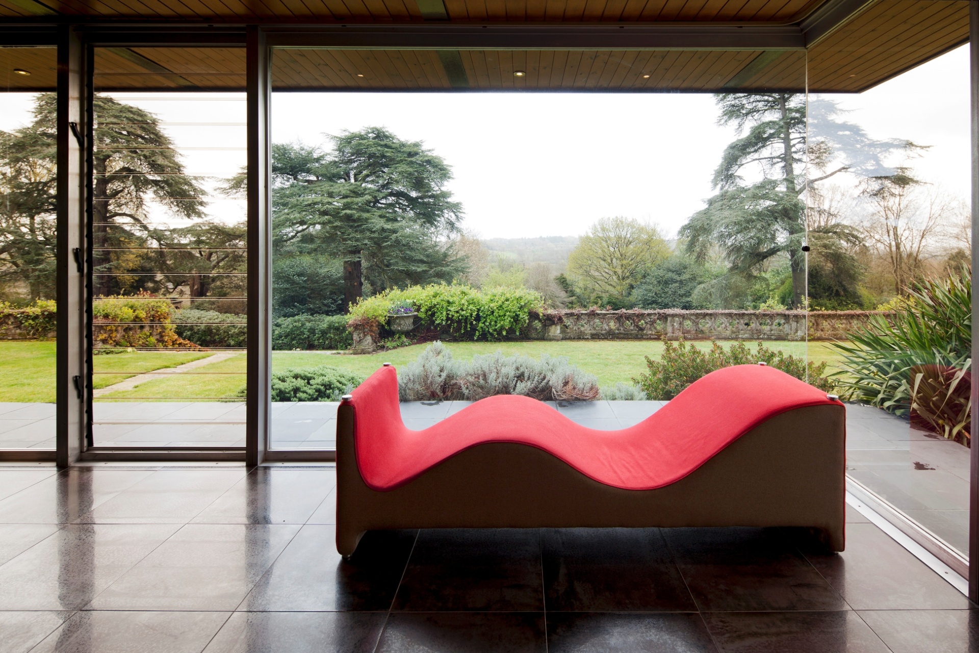 Na casa conhecida como Solar do Cavalo, em Horsmonden, na Inglaterra, destaque para uma chaise longue de 1971 de Verner Panton no quarto do casal. A residência de estilo modernista foi projetada pelo arquiteto britânico Michael Manser em 1969, em uma área de 23 acres - Andreas Meichsner/ The New York Times
