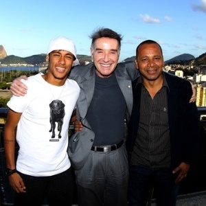 Eike (centro) tem parceria com Neymar (esquerda) - Reprodução/Neymaroficial.com
