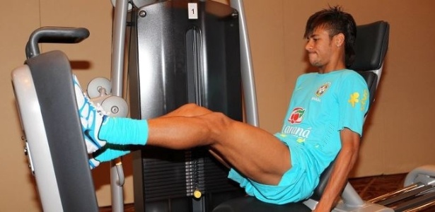 Neymar faz trabalho de fortalecimento muscular na academia do hotel onde a seleção está concentrada no Rio