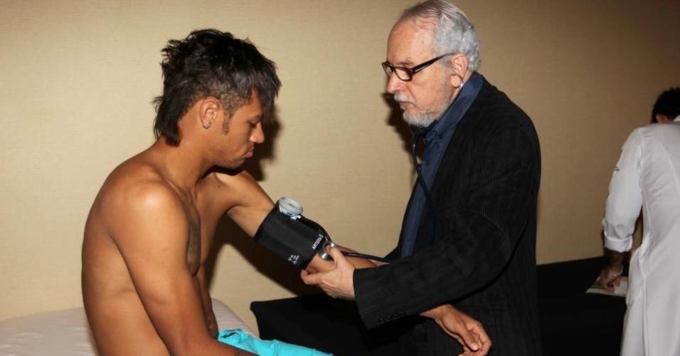 Neymar realiza exames médicos com a seleção brasileira no Rio de Janeiro