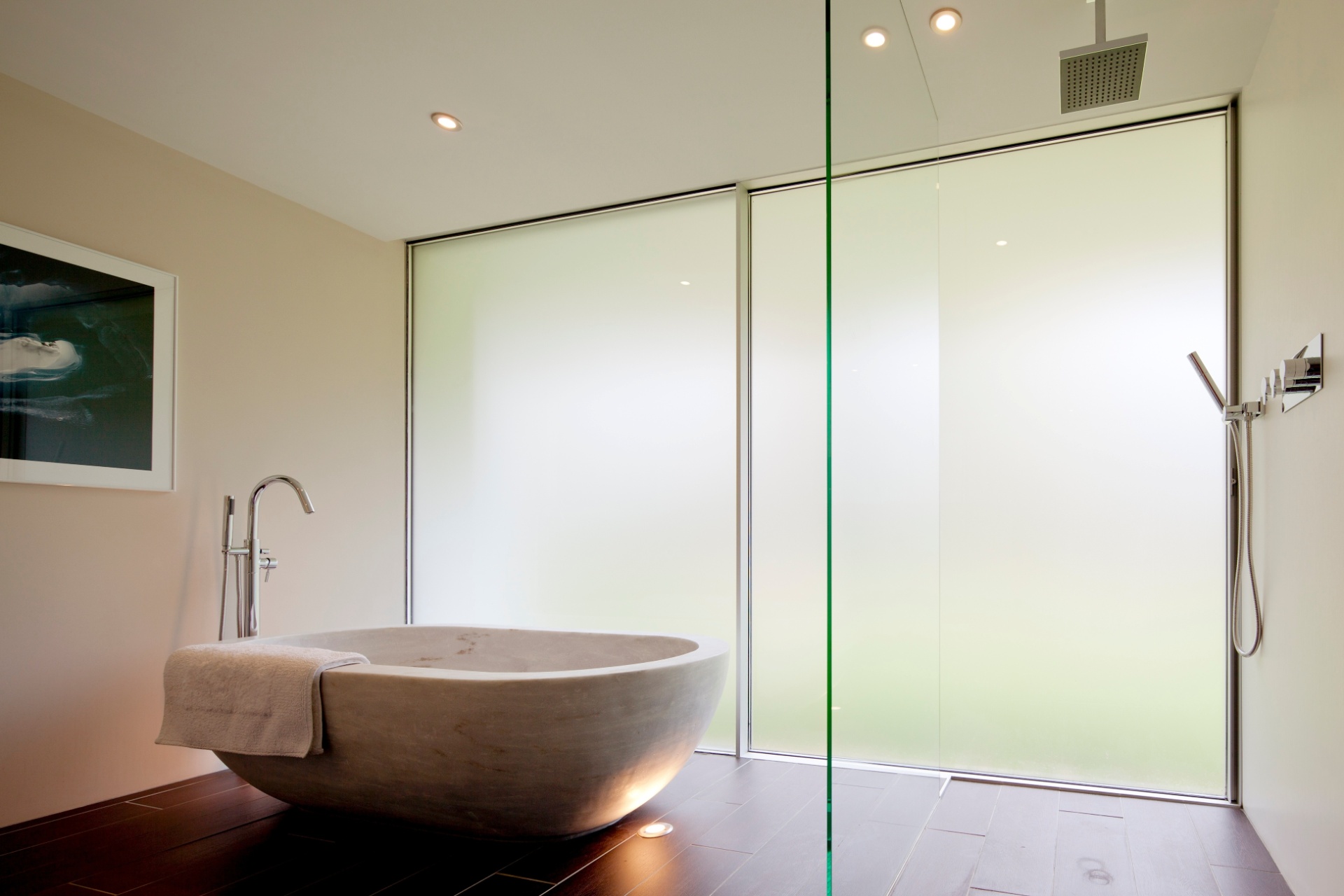 No banheiro do pavilhão de hóspedes, a banheira em mármore de origem indiana.  A residência de estilo modernista foi projetada pelo arquiteto britânico Michael Manser em 1969, em uma área de 23 acres - aproximadamente 9,3 hectares - Andreas Meichsner/ The New York Times