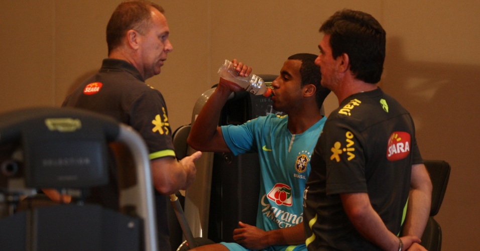 Técnico Mano Menezes e diretor de seleções, Andres Sanchez, conversam com atacante Lucas na concentração da seleção brasileira