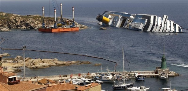 Navio Costa Concordia (foto) está parcialmente submerso desde janeiro deste ano -  Max Rossi / Reuters