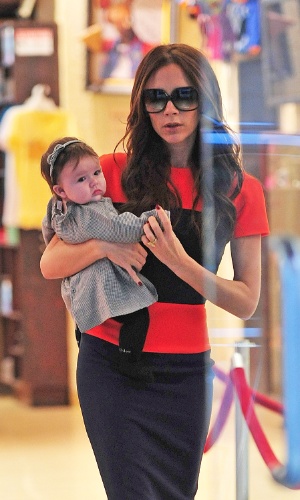 Victoria Beckham leva a filha de quatro meses, Harper, para fazer compras com ela no centro de Manhattan em Nova York, EUA. A estilista é mãe de três meninos (Romeo, 10, Brooklyn,15, e Cruz, 7) (15/11/11)