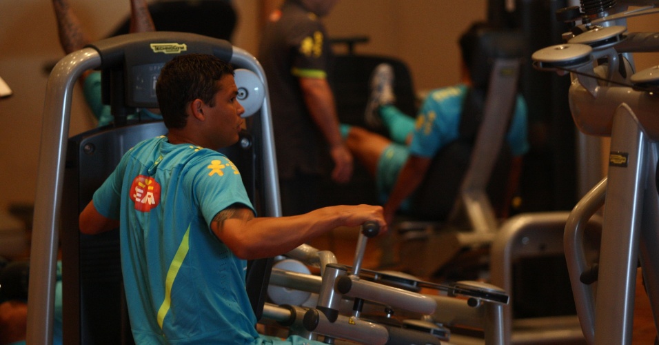 Zagueiro Thiago Silva em trabalho de musculação na academia do hotel onde a seleção brasileira está concentrada para os Jogos Olímpicos