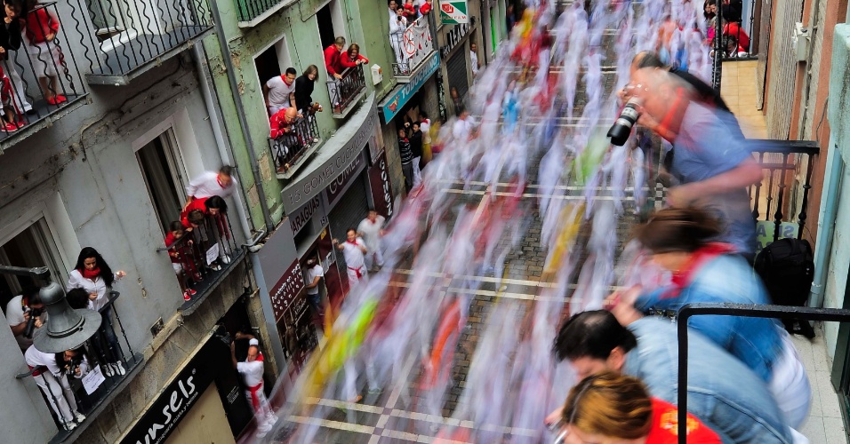 11.jul.2012 - Corredores descem a rua Estafeta, no centro histórico de Pamplona, na Espanha, durante o quinto dia de corrida de touros no Festival de São Firmino