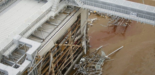 Imagem divulgada neste mês pela operadora da usina nuclear de Fukushima mostra as consequências do impacto do tsunami que atingiu o local em 11 de março de 2011. A foto foi tirada 25 minutos após o desastre