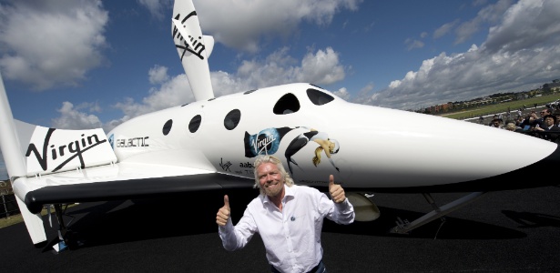 11.jul.2012 - O bilionário britânico Richard Branson posa em frente a um modelo de aeronave da Virgin Galactic em Hampshire, na Inglaterra - AFP/Adrian Dennis 