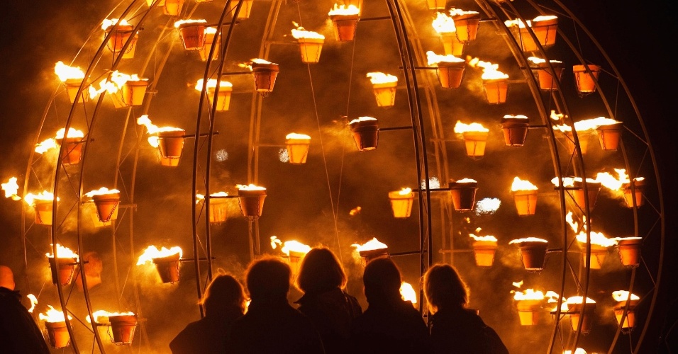 11.jul.2012- Mulheres olham para estrutura de metal com vasos iluminados durante Festival Internacional de Arte de Salisbury, na Inglaterra