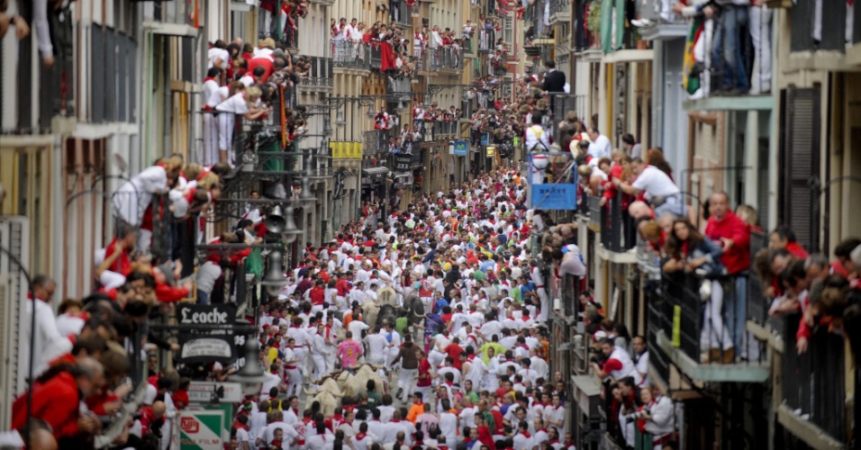 11.jul.2012 -O centro histórico em festa, com foliões na rua e na janela no quinto dia do Festival de São Firmino, em Pamplona, na Espanha