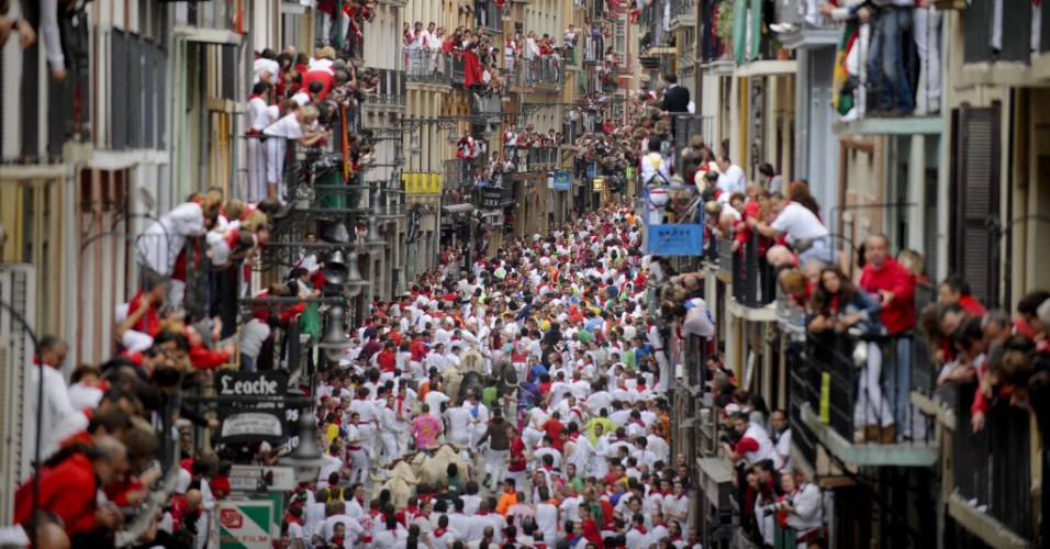 Festa de São Firmino agita cidade da Espanha com vinho e corrida de touros  - Fotos - UOL Notícias