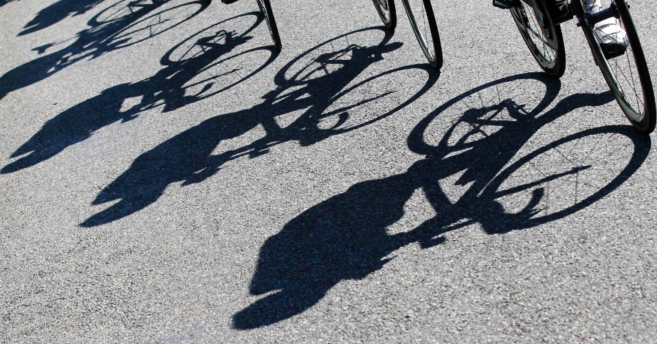 11.jul.2012- Sombras de ciclista no décimo estágio do Tour de France, a etapa começa em Macon e termina em Bellegarde-sur-Valserine, na França