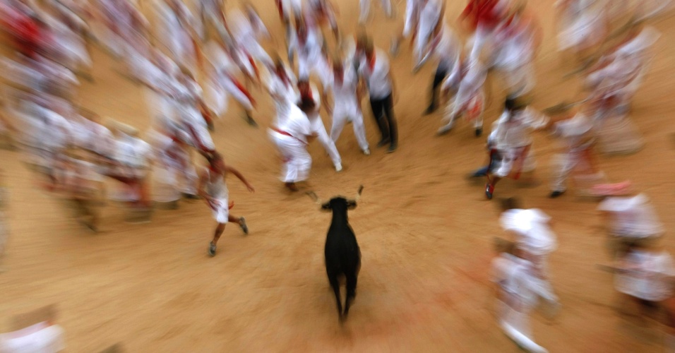 11.jul.2012 ? Uma vaca persegue os corredores durante as comemorações do Festival de São Firmino, em Pamplona, na Espanha. É comum as pessoas saírem levemente feridas da brincadeira