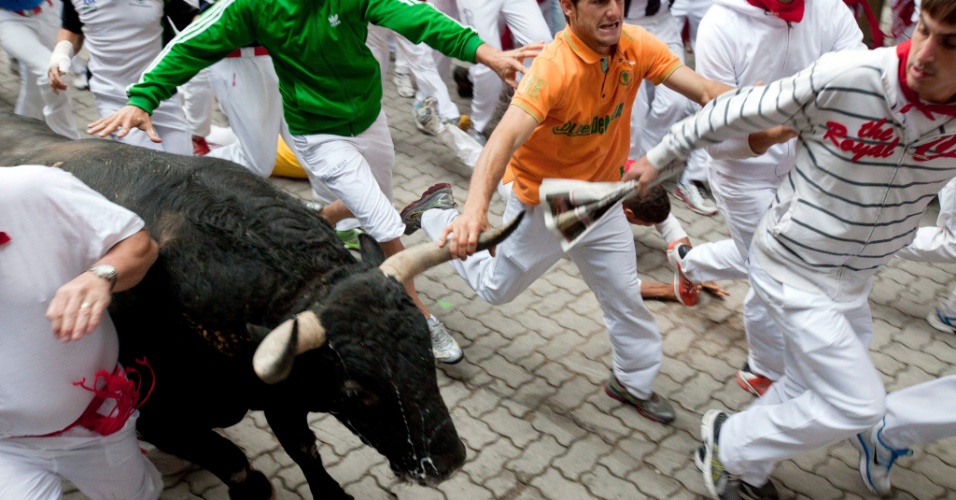 11.jul.2012 - Rapaz agarra o chifre do touro no quinto dia do Festival de São Firmino, em Pamplona, na Espanha