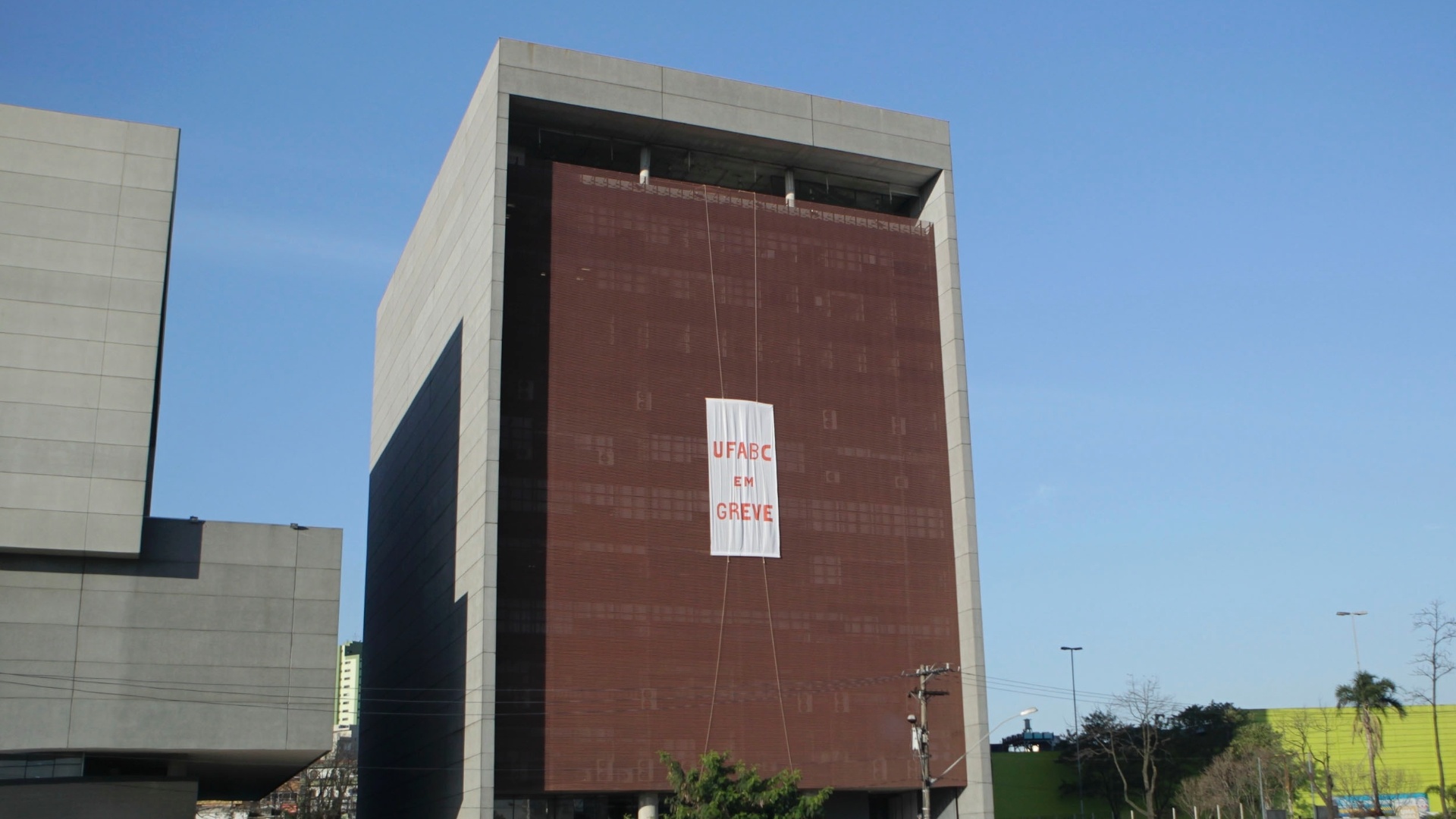 A greve nacional dos professores de universidades federais começou em 17 de maio. Os docentes da UFABC (Universidade Federal do ABC) aderiram à paralisação no dia 5 de junho. Os alunos decretaram greve um dia antes, já a paralisação dos servidores começou em 11 de junho - Fernando Donasci/UOL