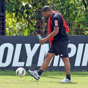 Adriano deixou rotina de fisioterapia e participou de um trabalho com bola no Ninho do Urubu, CT do Fla - Maurício Val/VIPCOMM
