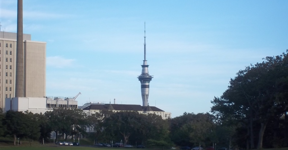 Vista do Domain Park para o Sky Tower, uma torre de comunicação e observação na cidade de Auckland, na Nova Zelândia, com 328 metros de altura.