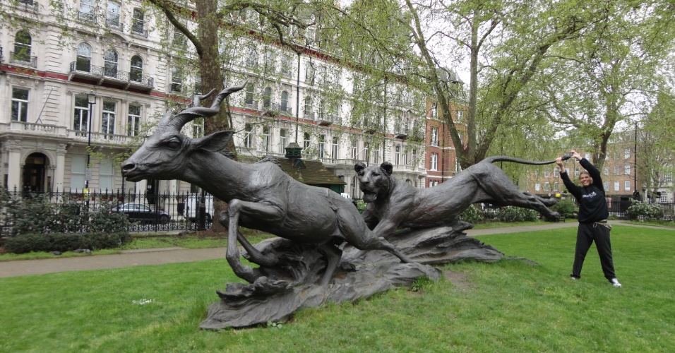 André Rech em frente a parque em Londres.