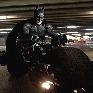 Batman anda de "batpod" em cena de "Batman: O Cavaleiro das Trevas Ressurge" - Divulgação