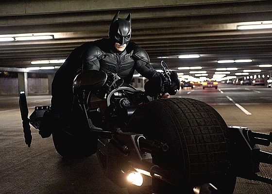 Batman anda de "batpod" em cena de "Batman: O Cavaleiro das Trevas Ressurge" - Divulgação