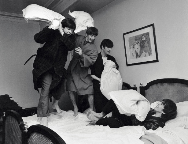 Beatles em batalha de travesseiros fotografada por Harry Benson - EFE