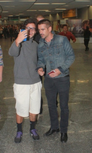 Colin Farrell desembarcou no aeroporto internacional do Rio, zona norte do Rio (11/7/12). O ator está na cidade para promover seu novo filme, o remake de "O Vingador do Futuro" que foi estrelado por Arnold Schwarzenegger em 1990. Simpático, Colin tirou fotos com fãs que estavam no local