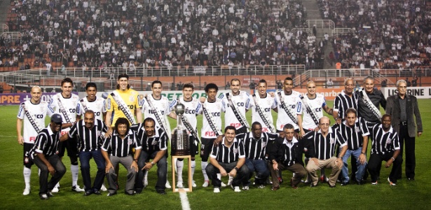 Corintianos posam com troféu da Libertadores antes do jogo contra o Botafogo - Leonardo Soares/UOL