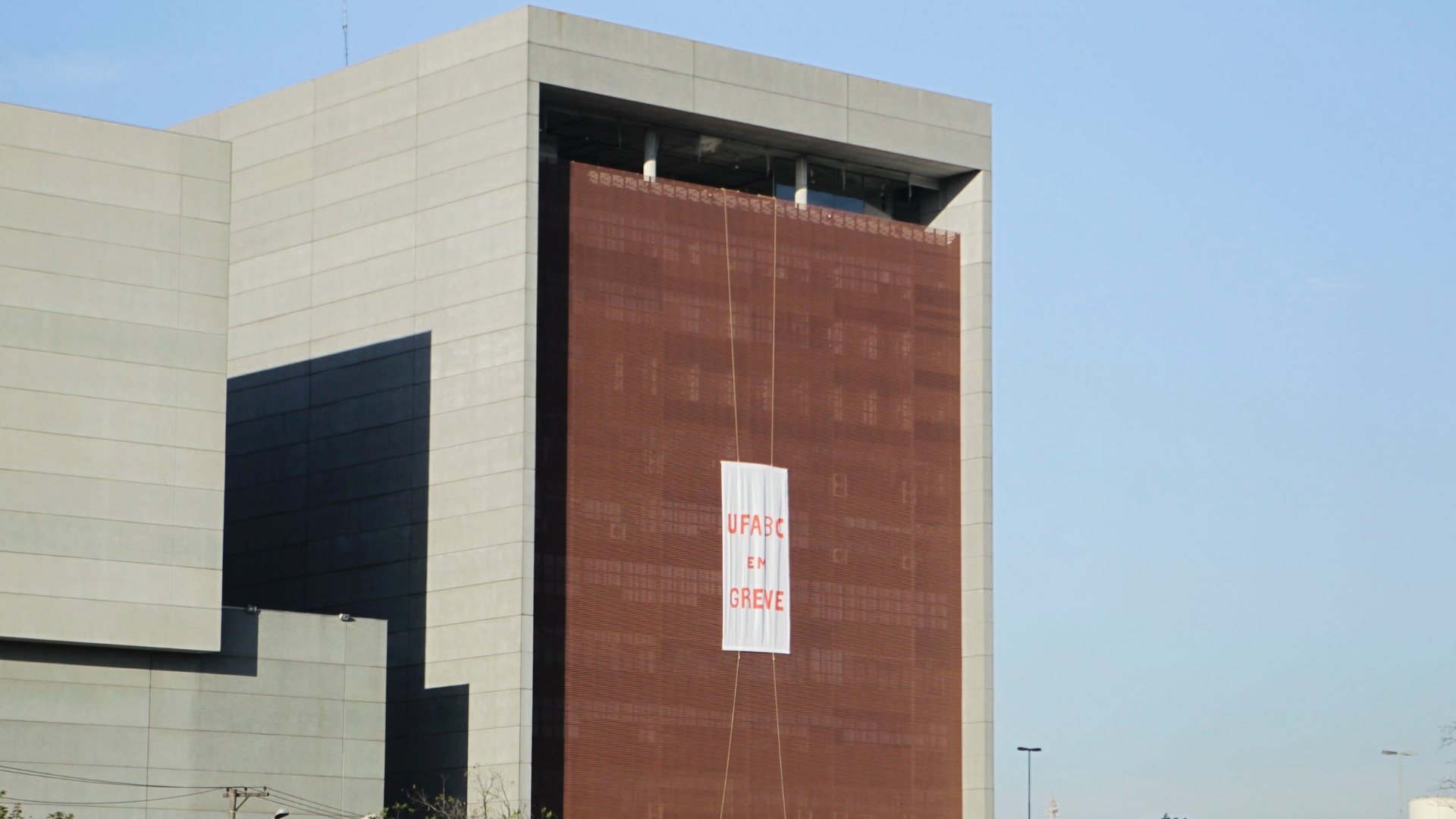 Criada em 2005, a UFABC (Universidade Federal do ABC) enfrenta a primeira greve de docentes, servidores e estudantes. Na foto, fachada do campus de Santo André da instituição - Fernando Donasci/UOL