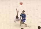 Blog: Do meio da quadra, espanhol arrisca bicicleta e faz golaço no futebol de areia; assista - Reprodução de TV