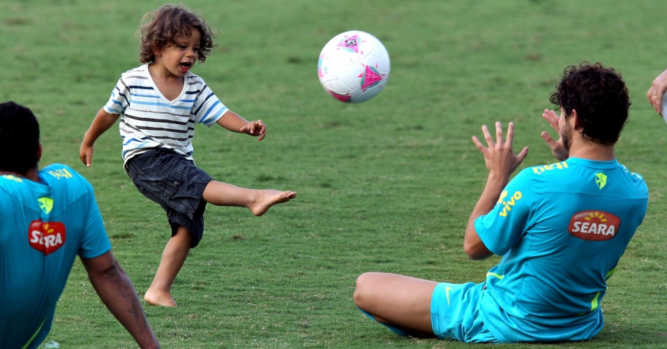 Filho do lateral Marcelo chuta bola em Alexandre Pato durante treino da seleção no Rio de Janeiro