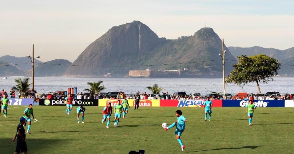 Jogadores da seleção brasileira durante coletivo no treino no Rio de Janeiro