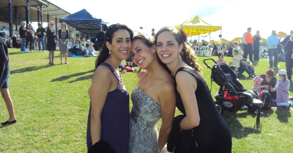 Juliana Belda e as duas brasileiras com quem ela morou em uma corrida de cavalo (horse racing).