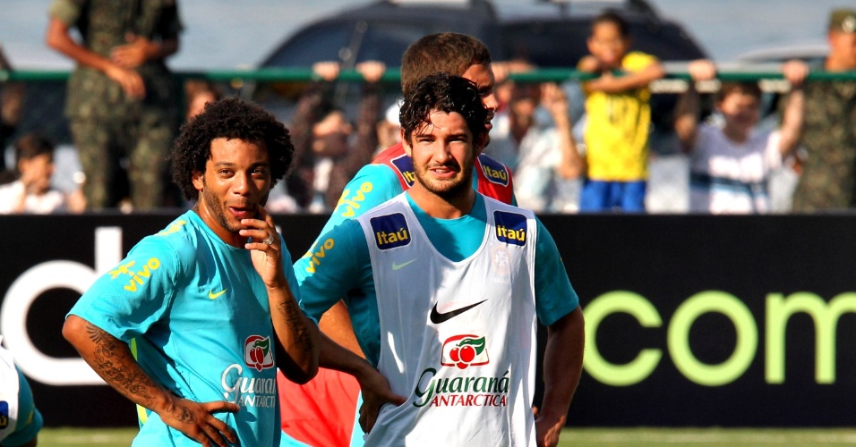 Lateral Marcelo e atacante Alexandre Pato em treino da seleção no Rio de Janeiro