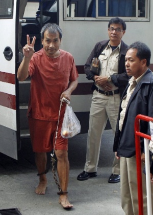 Foto de dezembro de 2011 mostra Lerpong (de laranja) chegando à corte criminal de Bancoc
