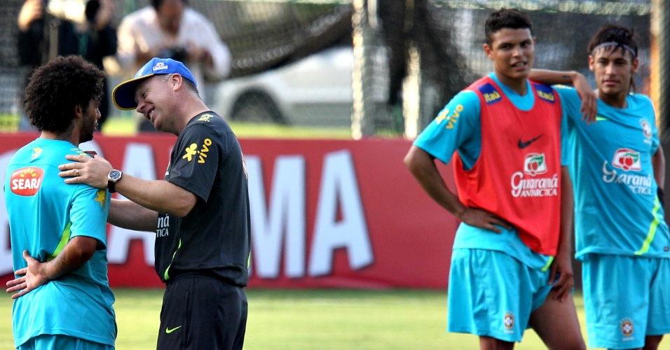 Mano Menezes conversa com Marcelo na preparação da seleção para os Jogos Olímpicos de Londres