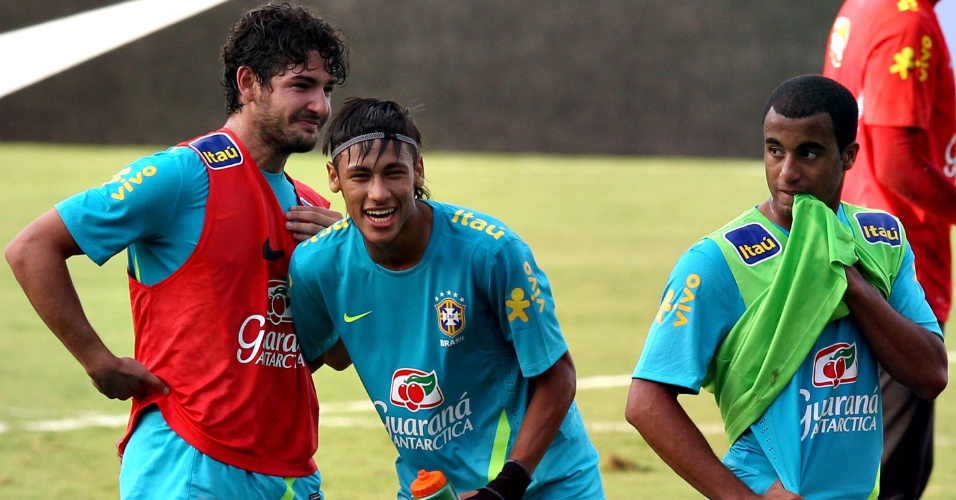 Neymar brinca ao lado de Alexandre Pato e Lucas durante treino da seleção brasiliera
