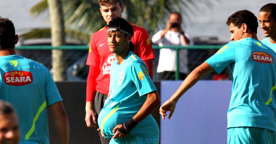 Neymar brinca e esconde bola na barriga em treino da seleção para os Jogos Olímpicos