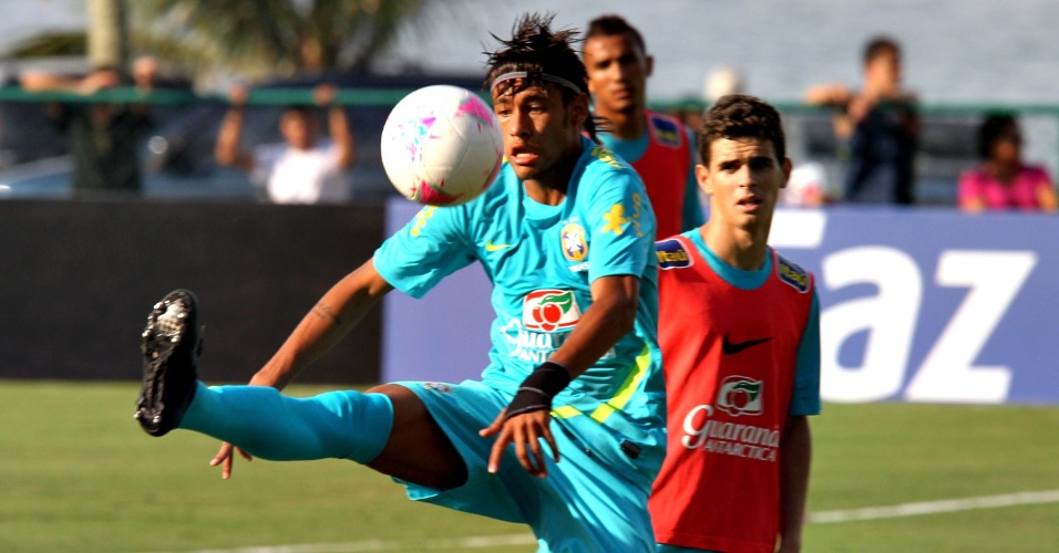 Neymar domina bola em treino da seleção brasileira no Rio de Janeiro
