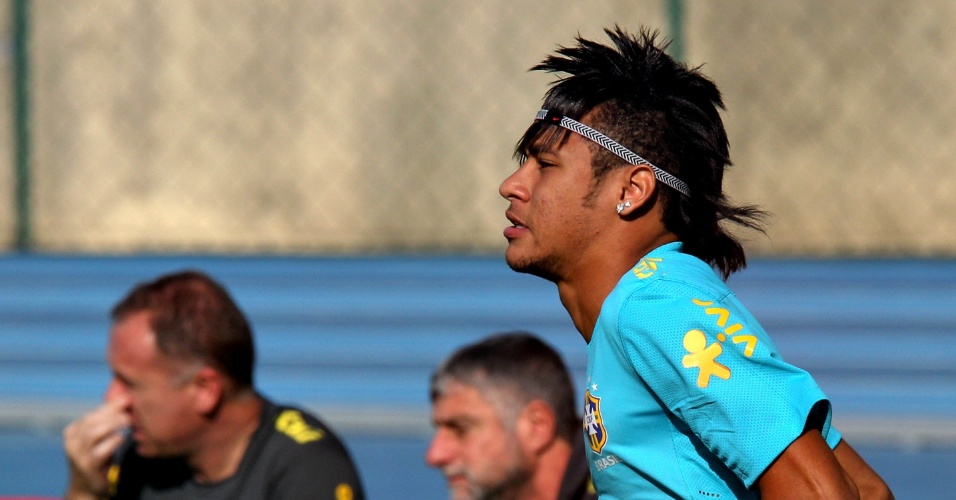 Neymar usa faixa no cabelo em treino da seleção no Rio de Janeiro