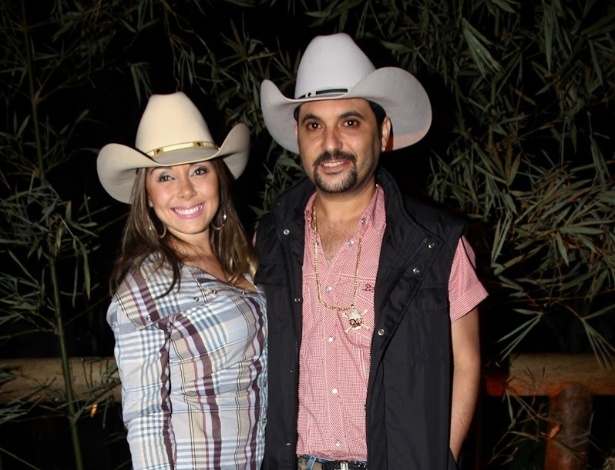 O cantor sertanejo Edson, da dupla Edson & Hudson, posou ao lado da namorada Andréa, na festa de 72 anos do sertanejo Milionário em Piracicaba, interior de São Paulo (10/7/12) - Manuela Scarpa/Foto Rio News