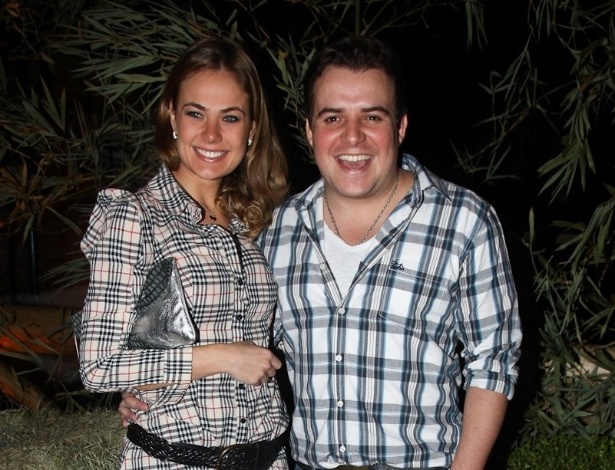 O músico Belutti, da dupla Marcos e Belutti, posou ao lado da namorada Thais Pacholek, na festa de 72 anos do sertanejo Milionário em Piracicaba, interior de São Paulo (10/7/12) - Manuela Scarpa/Foto Rio News