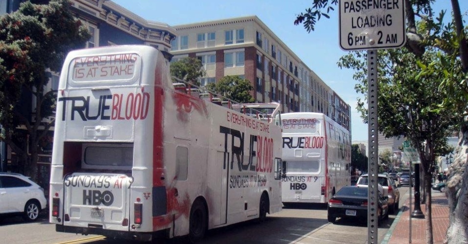 Ônibus circulam pelas ruas de San Diego com propaganda da série "True Blood", um dos destaques desta edição da Comic-Con (10/7/12) - Estefani Medeiros/UOL