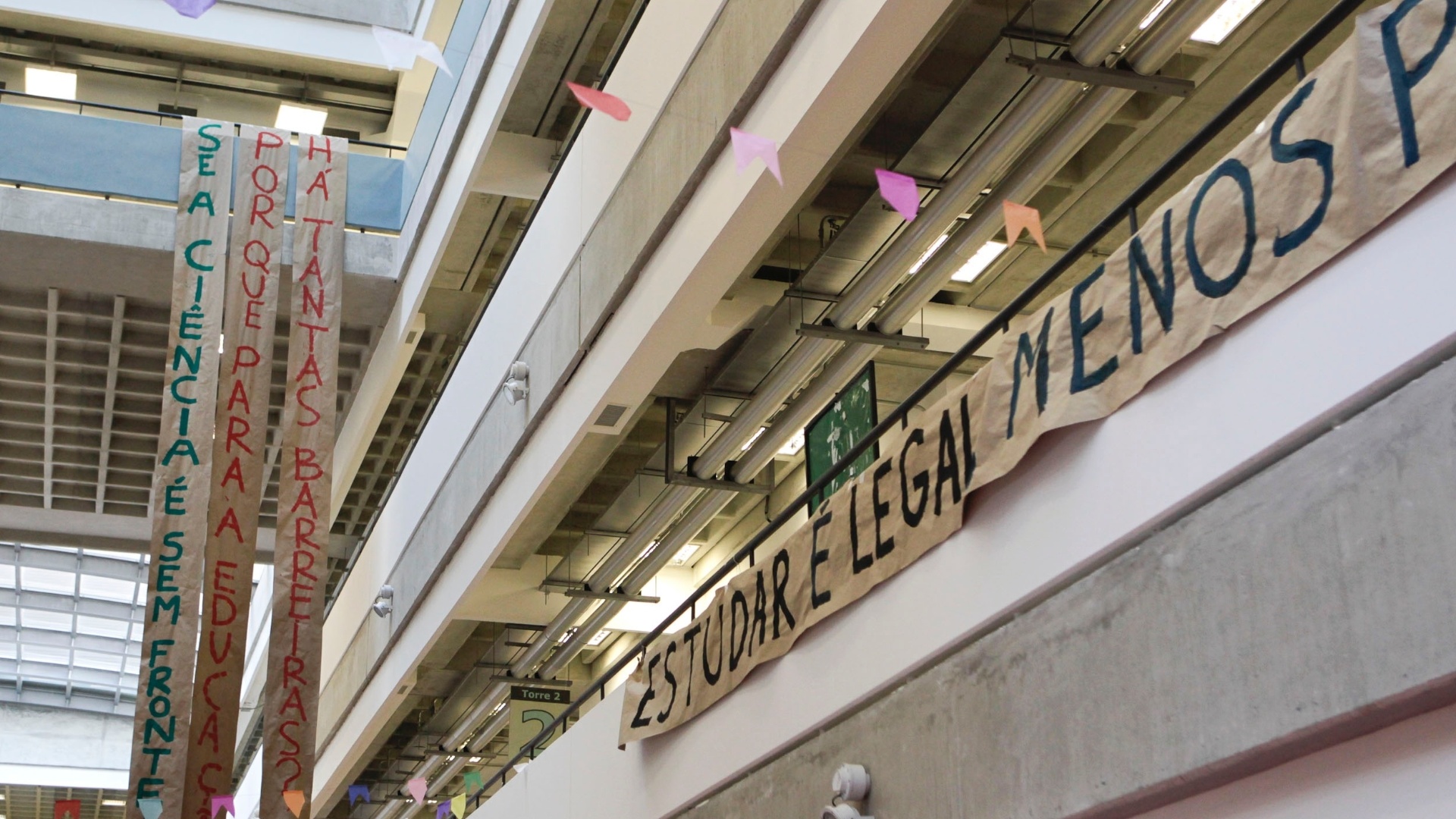 Os estudantes ouvidos pelo UOL dizem que estão "aprendendo a fazer greve" e encaram o momento como uma "grande lição de cidadania" - Fernando Donasci/UOL