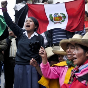 Pessoas gritam durante um protesto contra projeto de mineração Conga - Ernesto Benavides/AFP