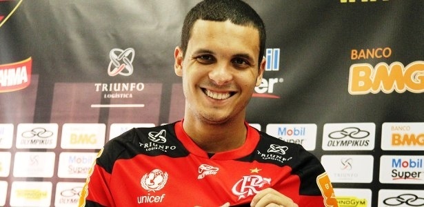 Ramon sorri ao vestir a camisa do Flamengo pela primeira vez, durante apresentação - Mauricio Val/ VIPCOMM