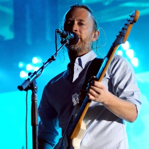 Thom Yorke toca em primeiro show do Radiohead desde acidente no Canadá (10/7/12) - AFP