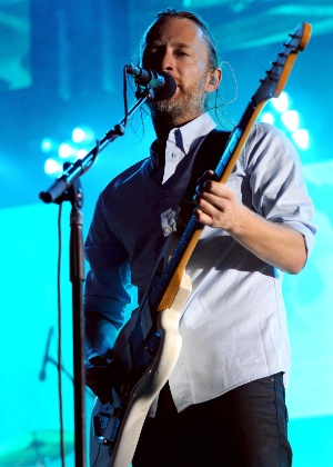 Thom Yorke toca em primeiro show do Radiohead desde acidente no Canadá (10/7/12) - AFP