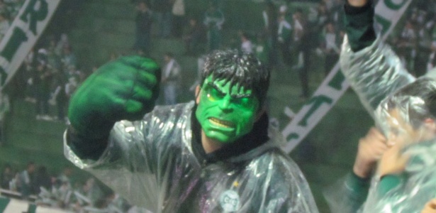 Torcedor do Coritiba faz a festa vestido de Hulk no Couto Pereira - Danilo Lavieri/UOL Esporte